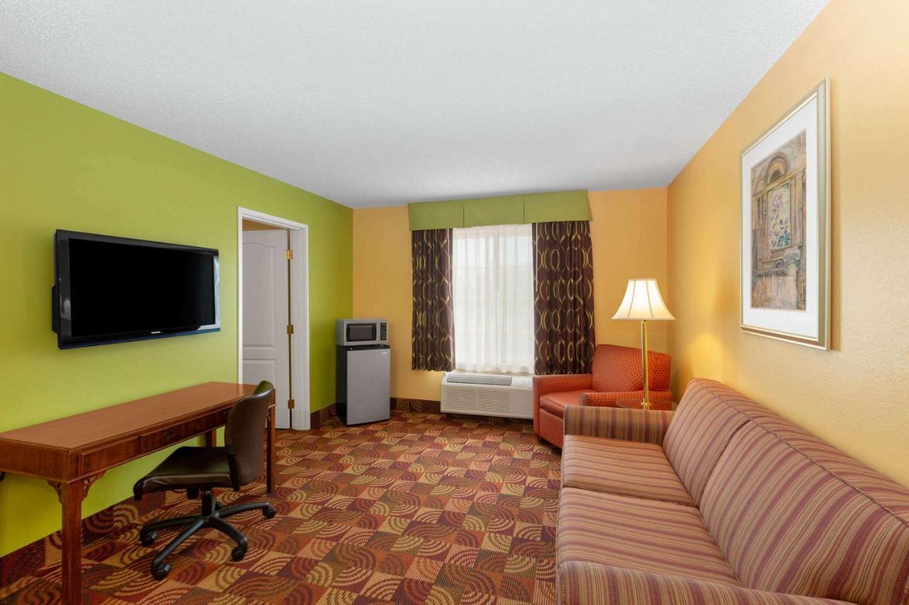 Super 8 By Wyndham Lake Of The Ozarks Eldon Buitenkant foto