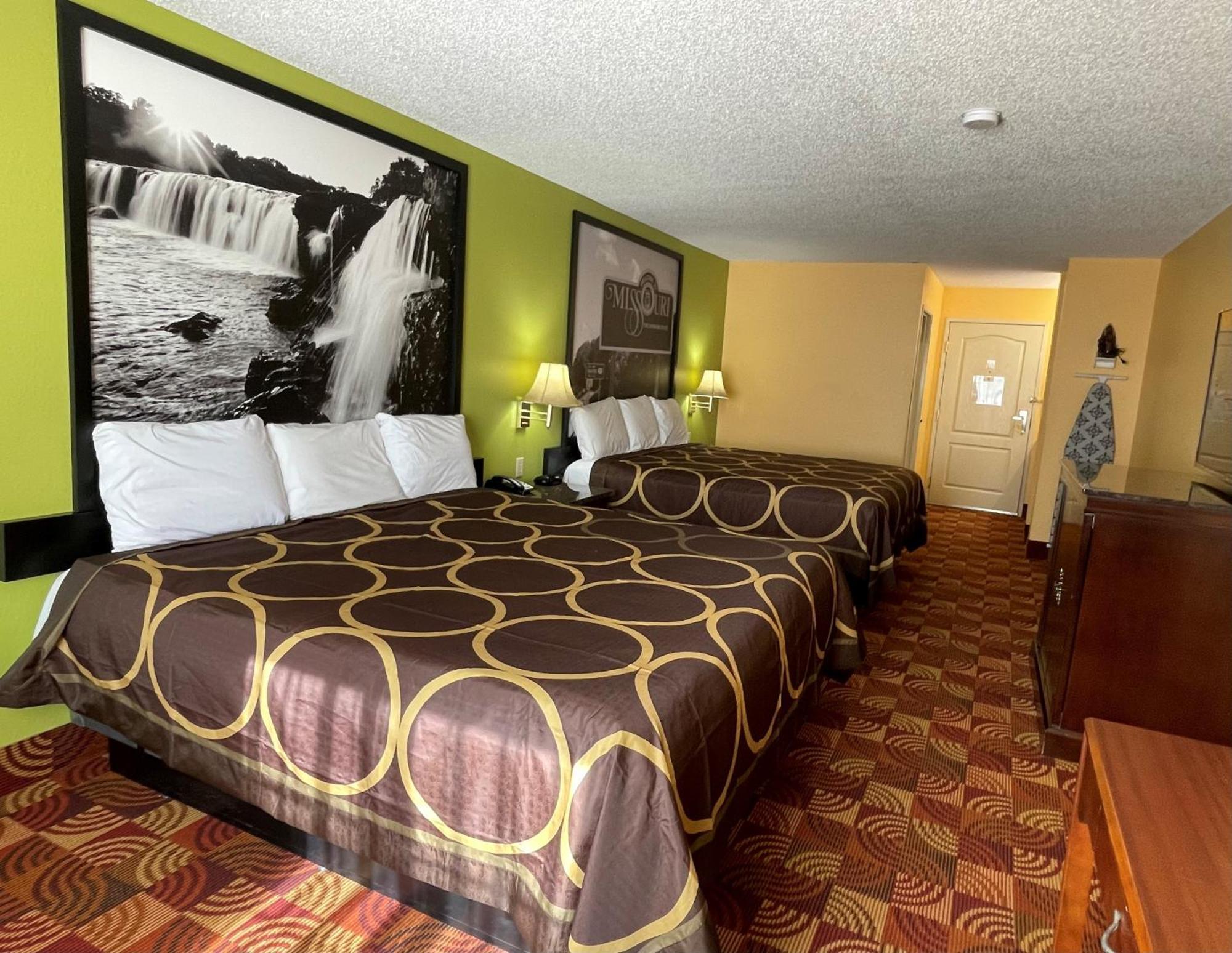 Super 8 By Wyndham Lake Of The Ozarks Eldon Buitenkant foto