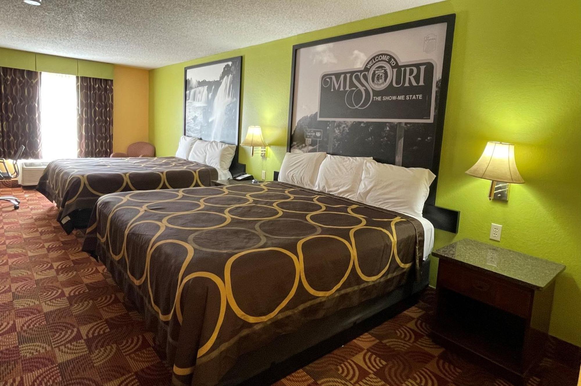 Super 8 By Wyndham Lake Of The Ozarks Eldon Buitenkant foto