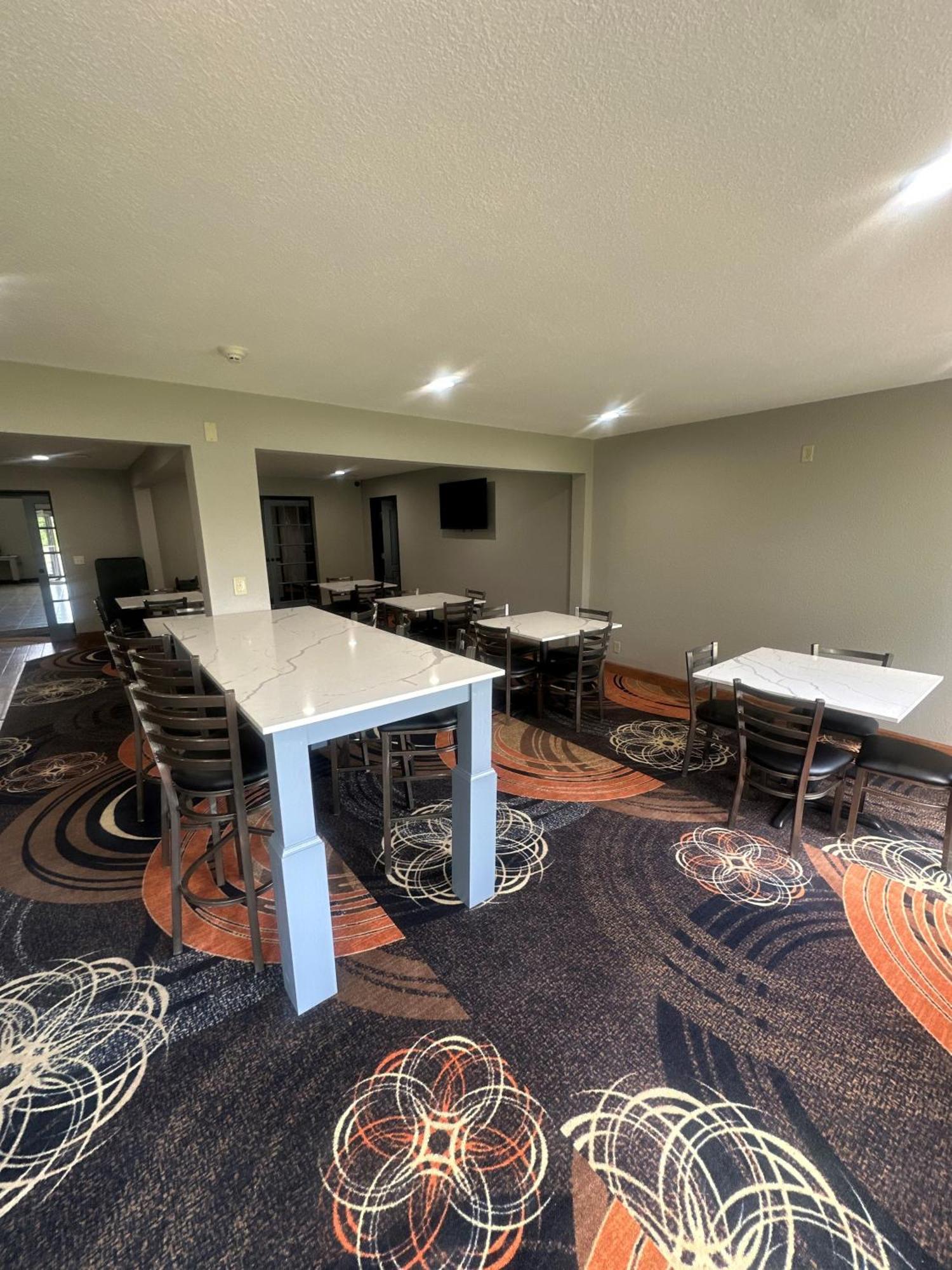 Super 8 By Wyndham Lake Of The Ozarks Eldon Buitenkant foto