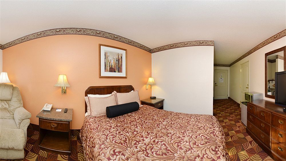 Super 8 By Wyndham Lake Of The Ozarks Eldon Buitenkant foto
