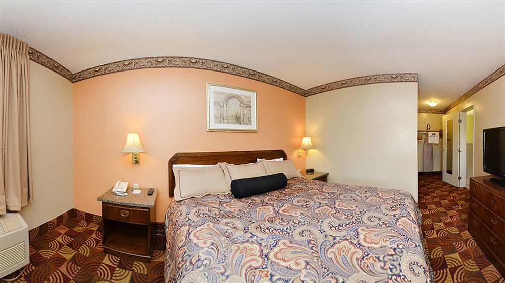Super 8 By Wyndham Lake Of The Ozarks Eldon Buitenkant foto