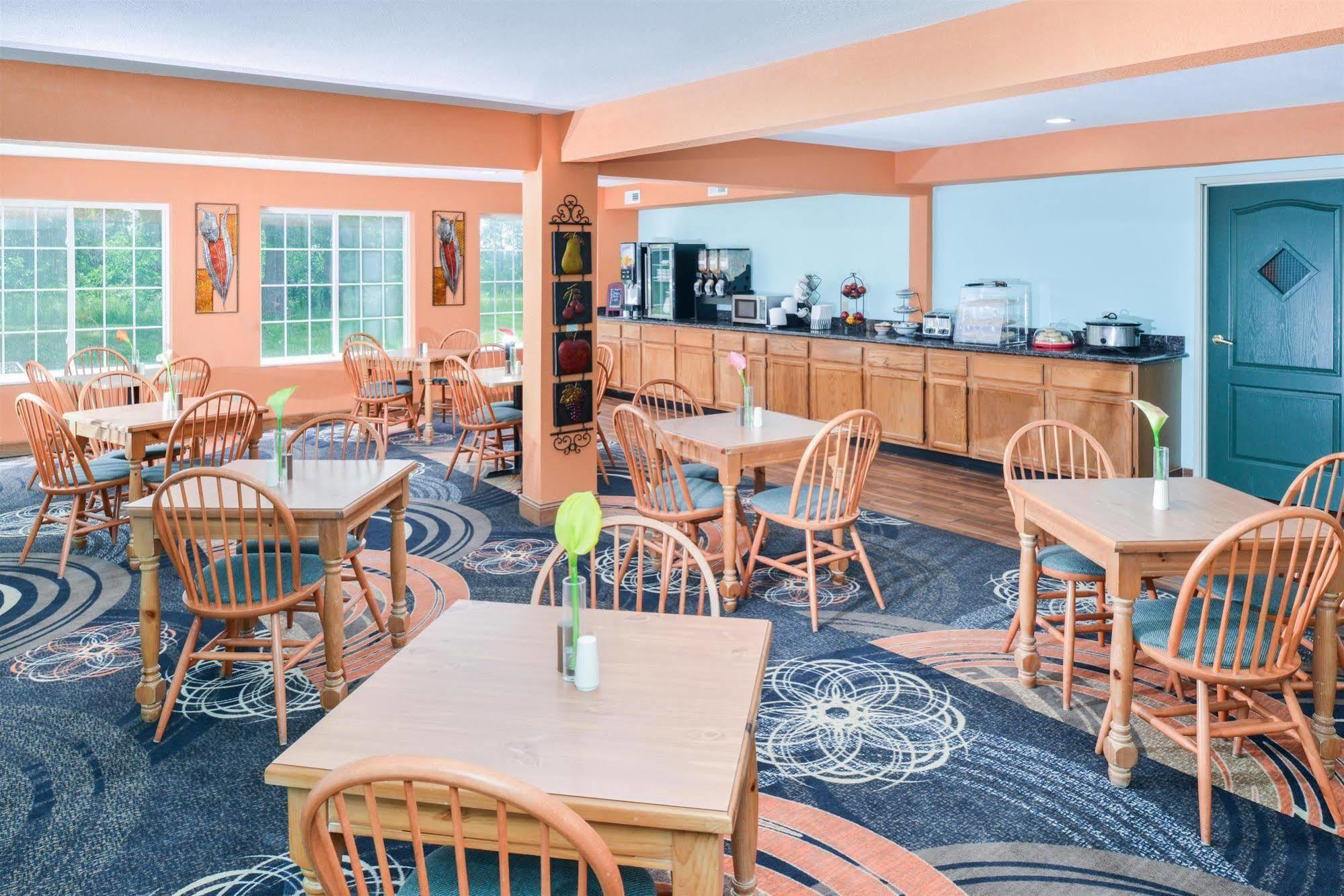Super 8 By Wyndham Lake Of The Ozarks Eldon Buitenkant foto