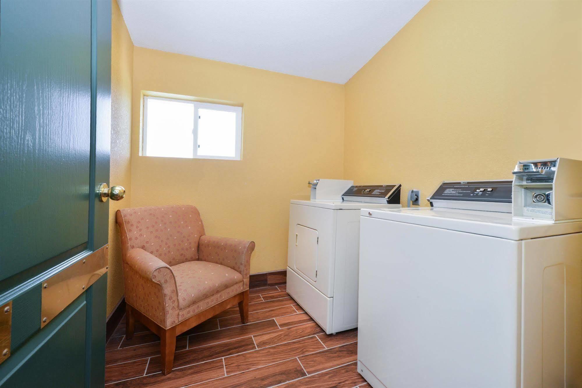 Super 8 By Wyndham Lake Of The Ozarks Eldon Buitenkant foto