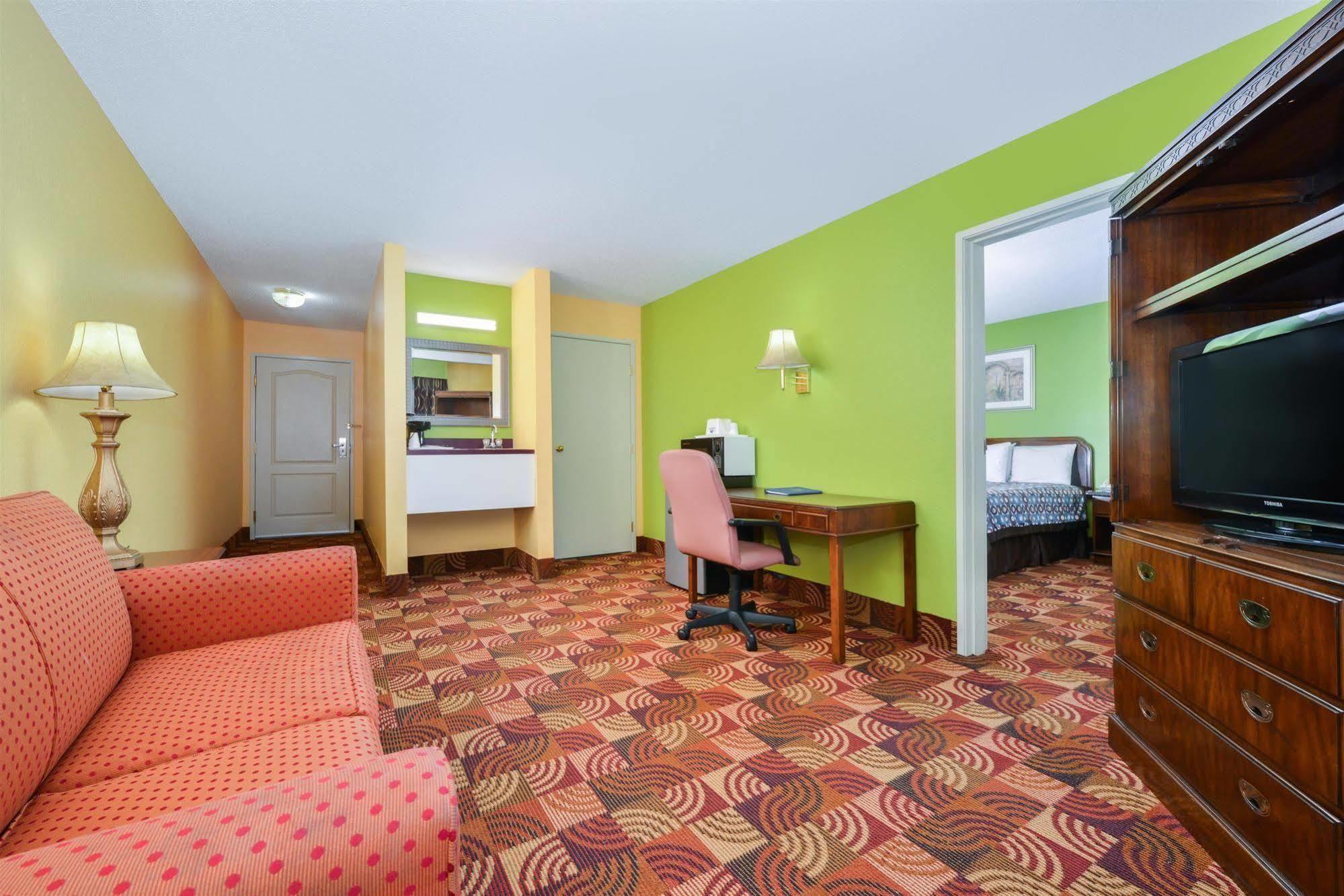 Super 8 By Wyndham Lake Of The Ozarks Eldon Buitenkant foto
