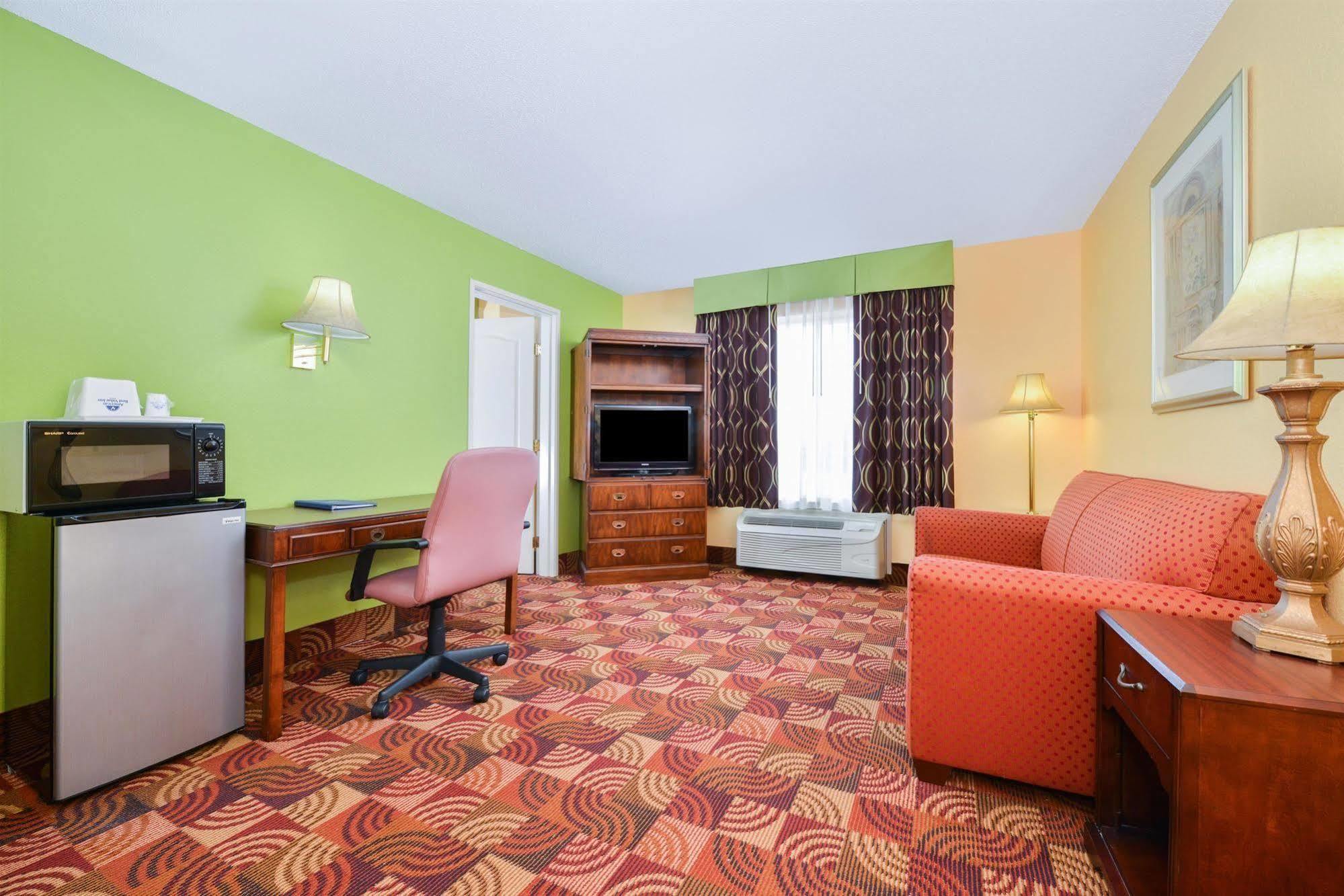 Super 8 By Wyndham Lake Of The Ozarks Eldon Buitenkant foto